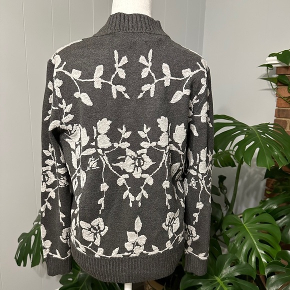 🛍️Leo & Ugo Gray with white floral zipper closure cardigan Size 3 (pit 20 inch) - Picture 4 of 9